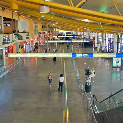Hall de chegadas do aeroporto de Faro
