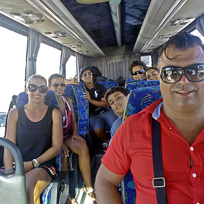 Passageiros de transfer num minibus para Lagos