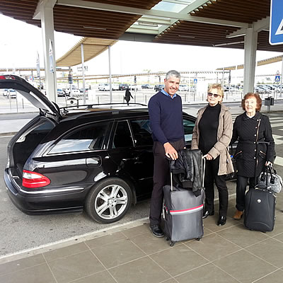 Recolha de passageiros na área de chegadas do seroporto de Faro