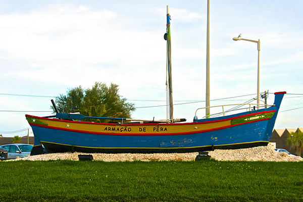 Barco de pesca antigo usado pelos pescadores de Armação de Pera