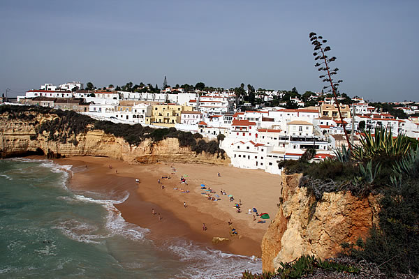 A famosa e pitoresca vista da baía de Carvoeiro