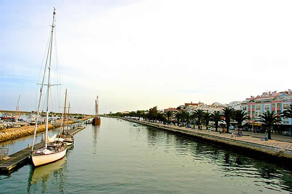 Canal de acesso à marina de Lagos