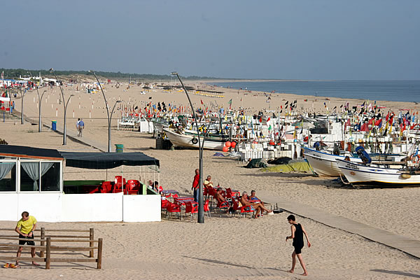 Barcos de pesca na praia de Monte fordo