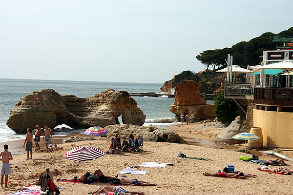 Praia rochosa de Olhos de Água