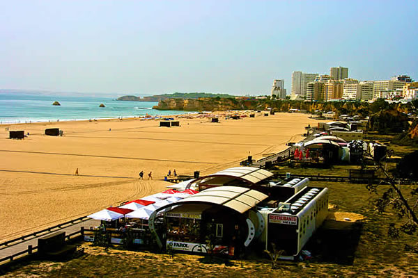 Vista superior da Praia da Rocha em Portimão