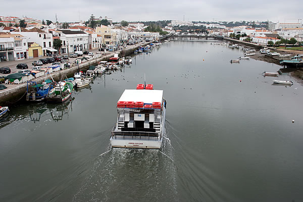 Barco da carreira para a ilha de Tavira